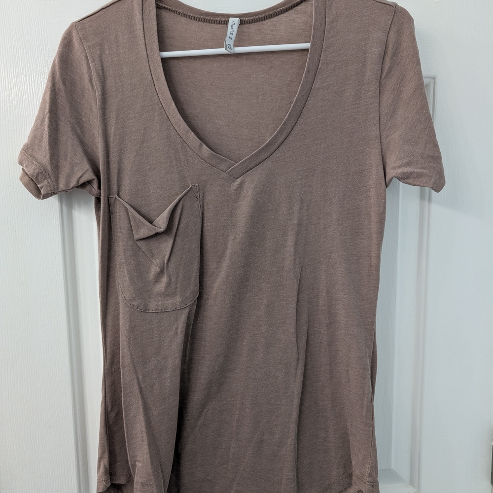 Z Supply V-Neck Short Sleeve Tee in Taupe